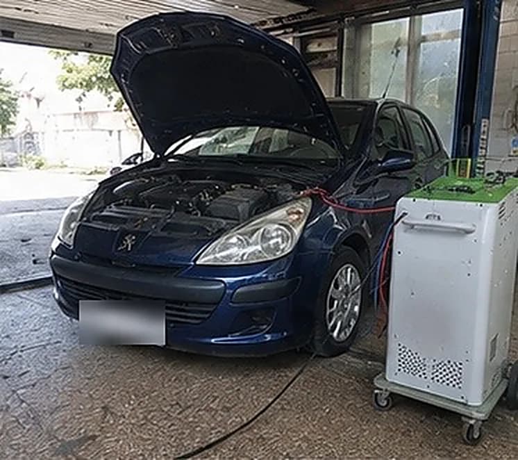 Uređaj za punjenje klima sistema priključen na vozilo u radionici Auto servis MEX