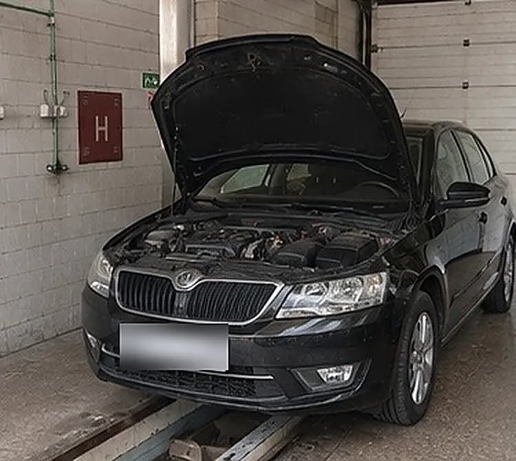 Škoda s otvorenom haubom tokom rada na motoru