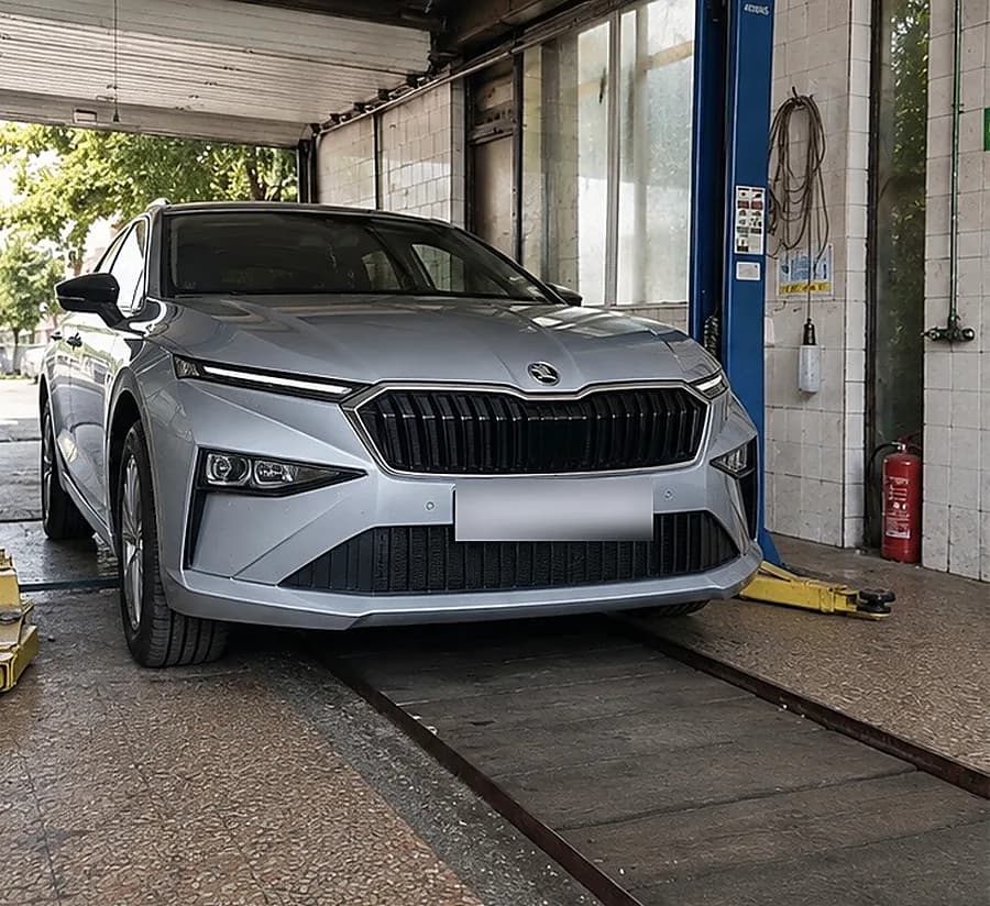 Novija Škoda na servisnom kanalu u radionici Auto servis MEX
